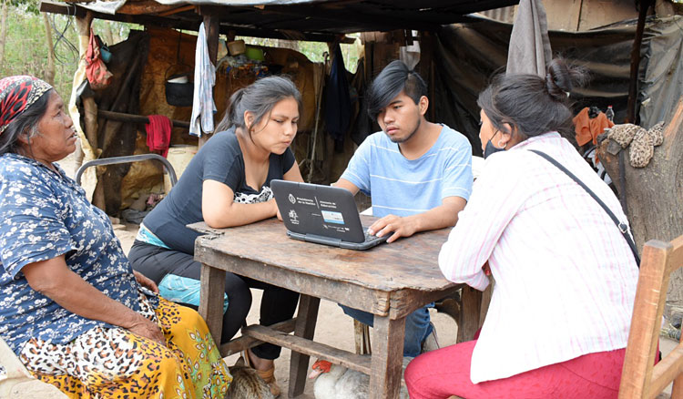 Salta continúa fortaleciendo la Educación Intercultural Bilingüe Imagen, el joven Maximiliano y su familia