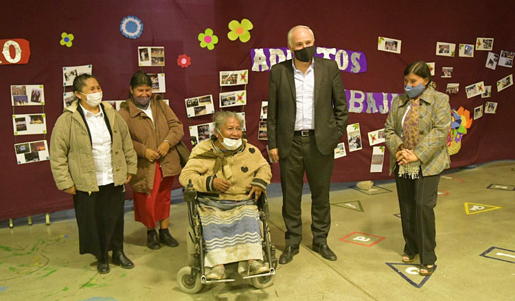 Cientos de jóvenes y adultos concluyen la secundaria Fotografía Cientos de jóvenes y adultos que concluyen la secundaria