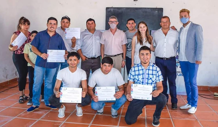 Jóvenes de Quebrachal especializados en motores diésel Fotografía Jóvenes de Quebrachal especializados en motores diésel