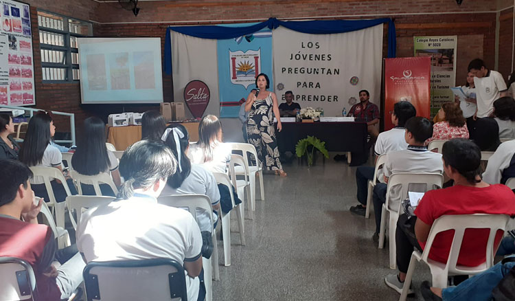 Exitoso encuentro de estudiantes secundarios con empresarios del sector turístico Fotografía Exitoso encuentro de estudiantes secundarios con empresarios del sector turístico