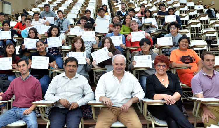 El legado del profe Córdoba no es solo la física sino también el esfuerzo, la amistad y el trabajo en equipo El legado del profe Córdoba no es solo la física sino también el esfuerzo, la amistad y el trabajo en equipo
