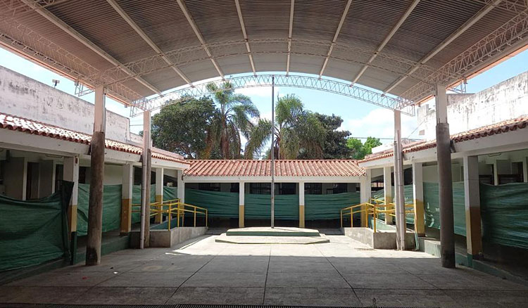 Nuevo tinglado para una escuela de barrio La Loma Fotografía Nuevo tinglado para una escuela de barrio La Loma