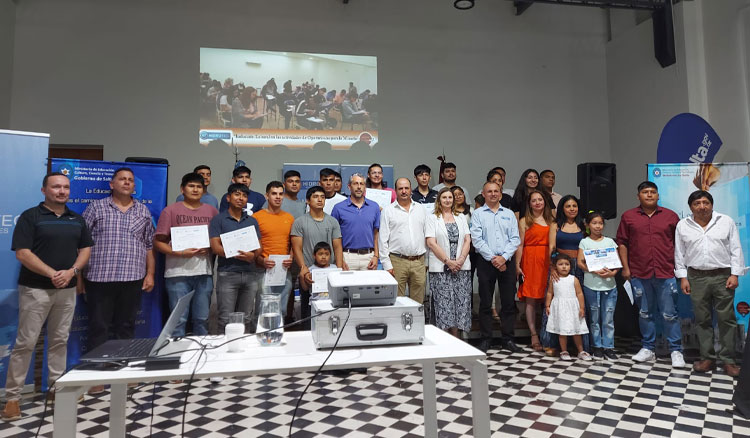 Jóvenes formados como operarios de actividades mineras recibieron su certificación Jóvenes formados como operarios de actividades mineras recibieron su certificación