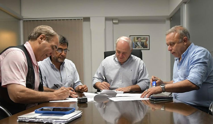 El Gobierno acordó con los docentes un incremento salarial del 35,5% hasta abril Fotografía El Gobierno acordó con los docentes un incremento salarial del 35,5% hasta abril