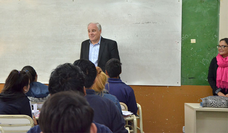 Cánepa reconoció la gran labor del colegio 5027 General San Martín Fotografía Cánepa reconoció la gran labor del colegio 5027 General San Martín