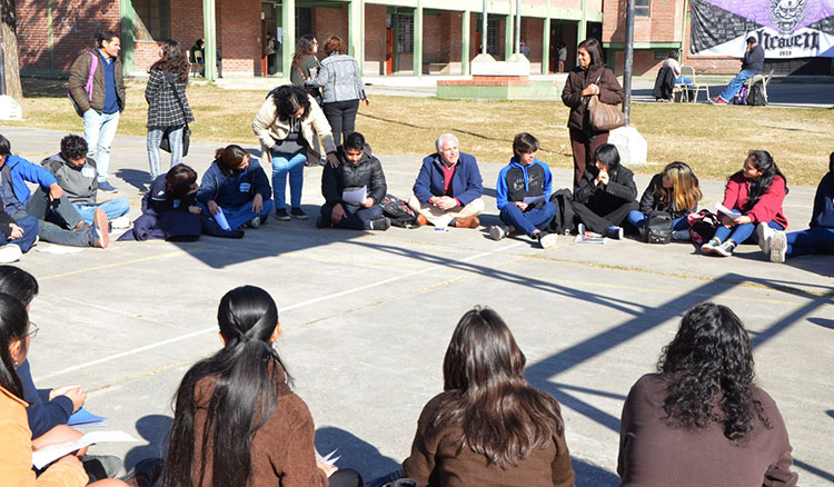 Jóvenes de secundaria intercambiaron pensamientos y experiencias en una jornada de filosofía Jóvenes de secundaria intercambiaron pensamientos y experiencias en una jornada de filosofía