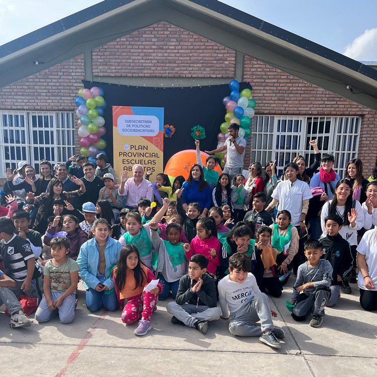 Alumnos del plan Escuelas Abiertas participaron de actividades lúdicas en barrio Santa Cecilia Fotografía Alumnos del plan Escuelas Abiertas participaron de actividades lúdicas en barrio Santa Cecilia