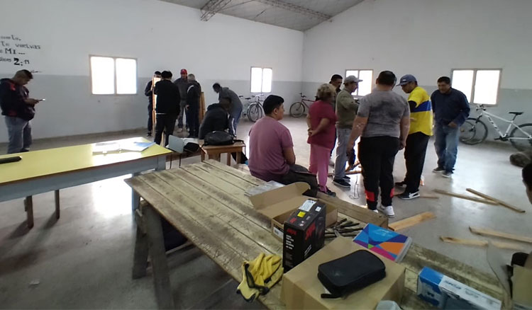 Auxiliar Electricista en Inmueble Fotografía Auxiliar Electricista en Inmueble