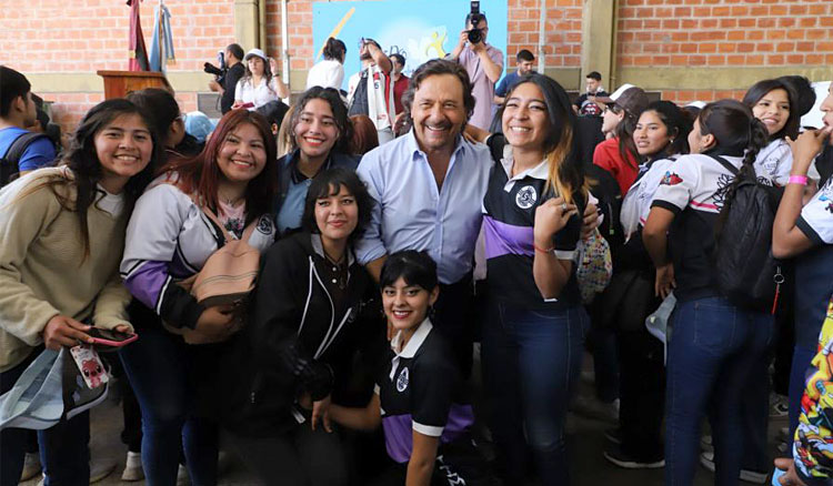 El gobernador Gustavo Sáenz junto a participantes de la Expo Futuro de Salta capital Fotografía El gobernador Gustavo Sáenz junto a participantes de la Expo Futuro de Salta capital
