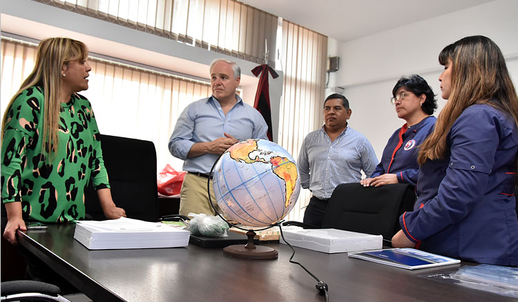 Entregaron materiales didácticos específicos para alumnos con discapacidad visual Fotografía Entregaron materiales didácticos específicos para alumnos con discapacidad visual