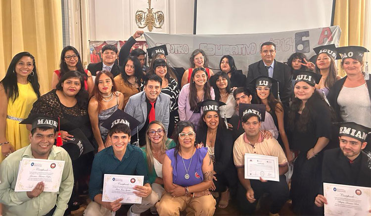 Emotivo egreso de los alumnos de EPJA del Centro Educativo N° 7164 Fotografía Emotivo egreso de los alumnos de EPJA del Centro Educativo N° 7164