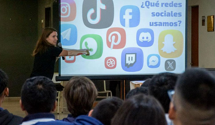 El Gobierno capacita a los alumnos de secundario sobre Grooming, Bullying y Ciberbullying Fotografía: El Gobierno capacita a los alumnos de secundario sobre Grooming, Bullying y Ciberbullying