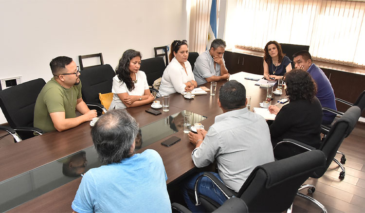 Fiore recibió a padres de alumnos de la escuela Sarmiento Fotografía: Fiore recibió a padres de alumnos de la escuela Sarmiento