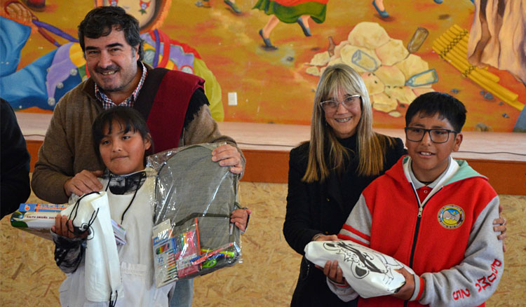 El Gobierno y la Minera Posco entregaron kits escolares Fotografía: El Gobierno y la Minera Posco entregaron kits escolares