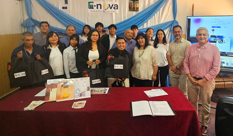 Fotografía: Estudiantes de Técnica desarrollaron lámparas ecológicas con energía solar para comunidades rurales