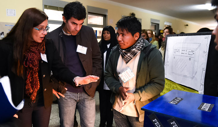 El Gobernador compartió la experiencia de alumnos de Campo Quijano en proyectos de ciencias El Gobernador compartió la experiencia de alumnos de Campo Quijano en proyectos de ciencias