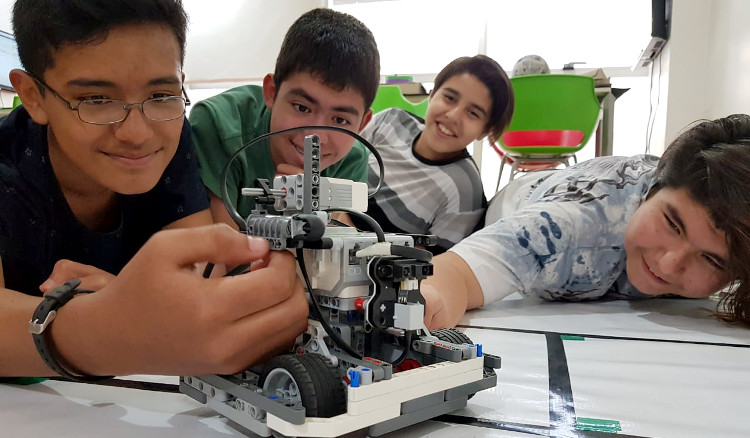 Alumnos salteños fueron seleccionados para participar en un certamen de Robótica que se realizará en Sidney Alumnos salteños fueron seleccionados para participar en un certamen de Robótica que se realizará en Sidney