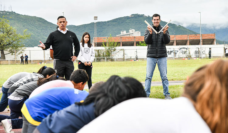 Urtubey inauguró el Primer Encuentro de Actividades Atléticas para alumnos de escuelas primarias Urtubey inauguró el Primer Encuentro de Actividades Atléticas para alumnos de escuelas primarias