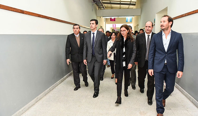 Urtubey inauguró el edificio escolar más grande de la provincia en barrio San Francisco Solano Urtubey inauguró el edificio escolar más grande de la provincia en barrio San Francisco Solano