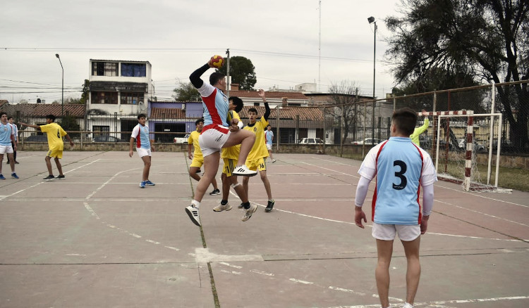 Comenzaron las instancias finales de hándbol de los intercolegiales Miguel Ragone Comenzaron las instancias finales de hándbol de los intercolegiales Miguel Ragone