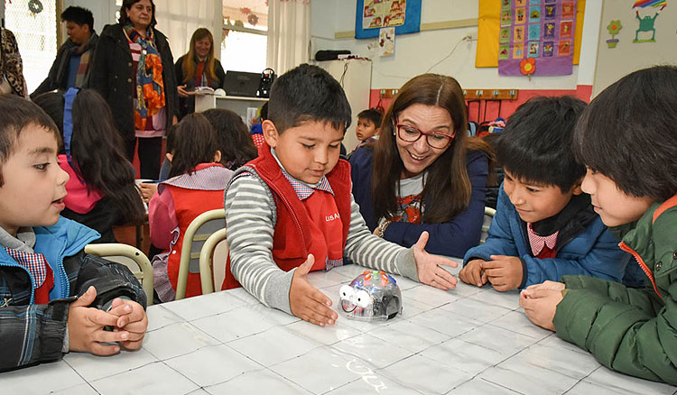 Más de 70% de escuelas de nivel inicial recibieron los kits de educación digital Más de 70% de escuelas de nivel inicial recibieron los kits de educación digital