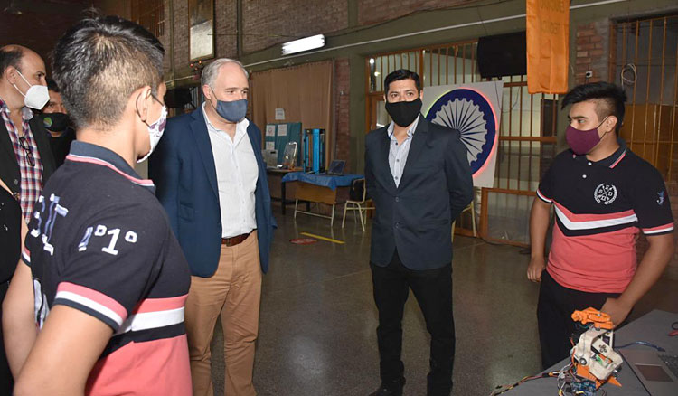 El Gobierno destacó a alumnos que crearon un sistema para ayudar a evitar el abandono escolar El Gobierno destacó a alumnos que crearon un sistema para ayudar a evitar el abandono escolar